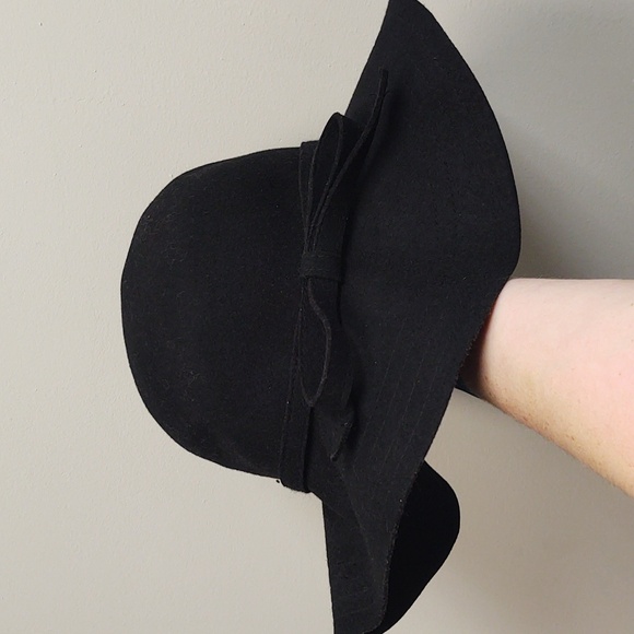 *SALE* EUC Bundle of 2 Women's Black and Tan Wool Hats - Picture 3 of 5